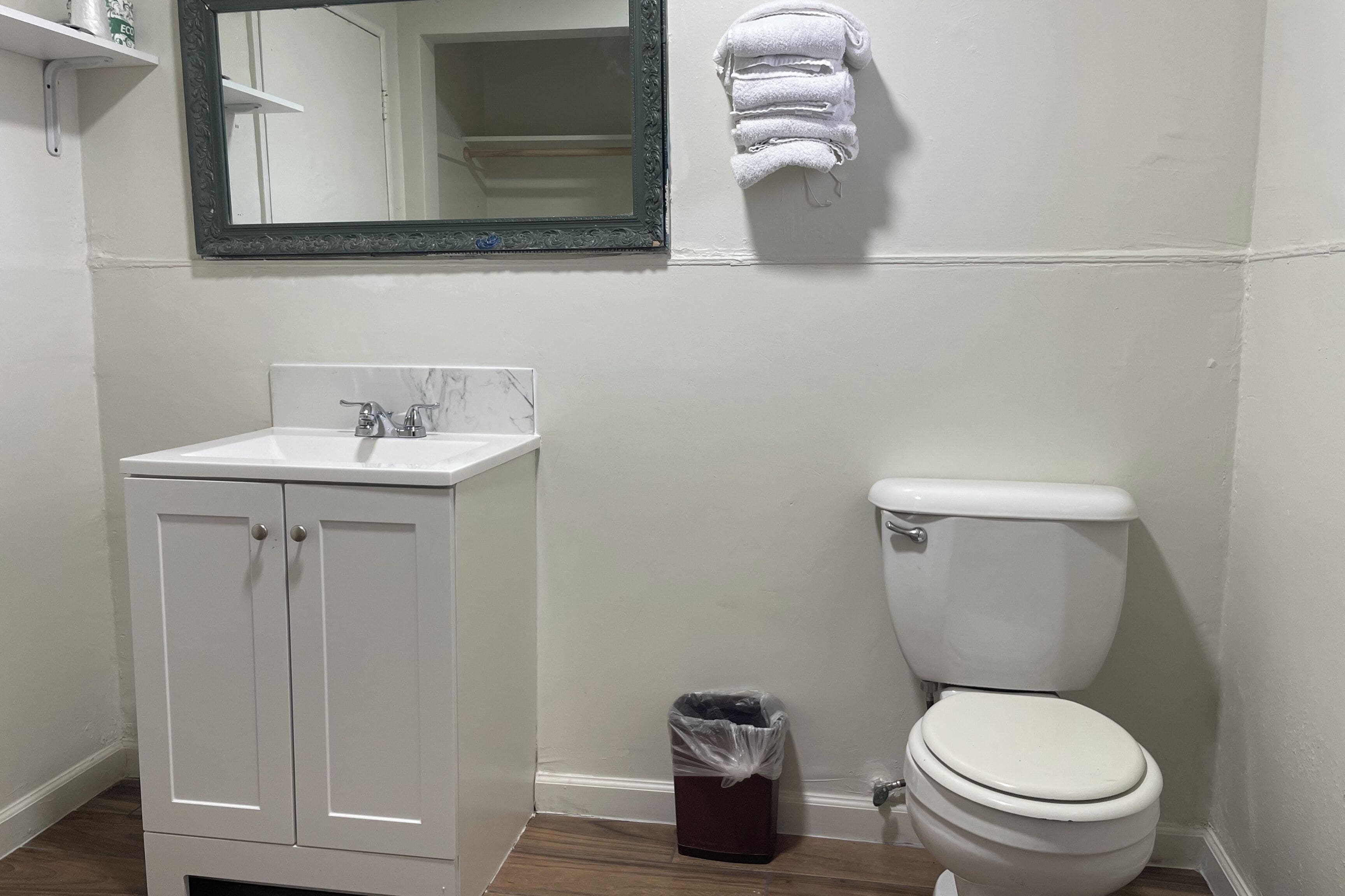 Articles de toilette (gratuits), séchoir à cheveux, serviettes fournies