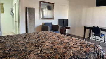 Room, 1 Queen Bed, Non Smoking, Kitchenette | Desk, bed sheets
