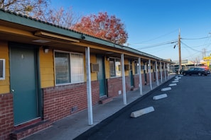 Front of property - Oak Motel Modesto CA (Modesto)