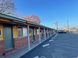 Free self parking - Oak Motel Modesto by Hotel O (Modesto)