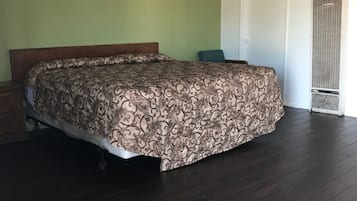Quarto solteiro econômico | Individualmente mobiliados, escrivaninha, Wi-Fi de cortesia