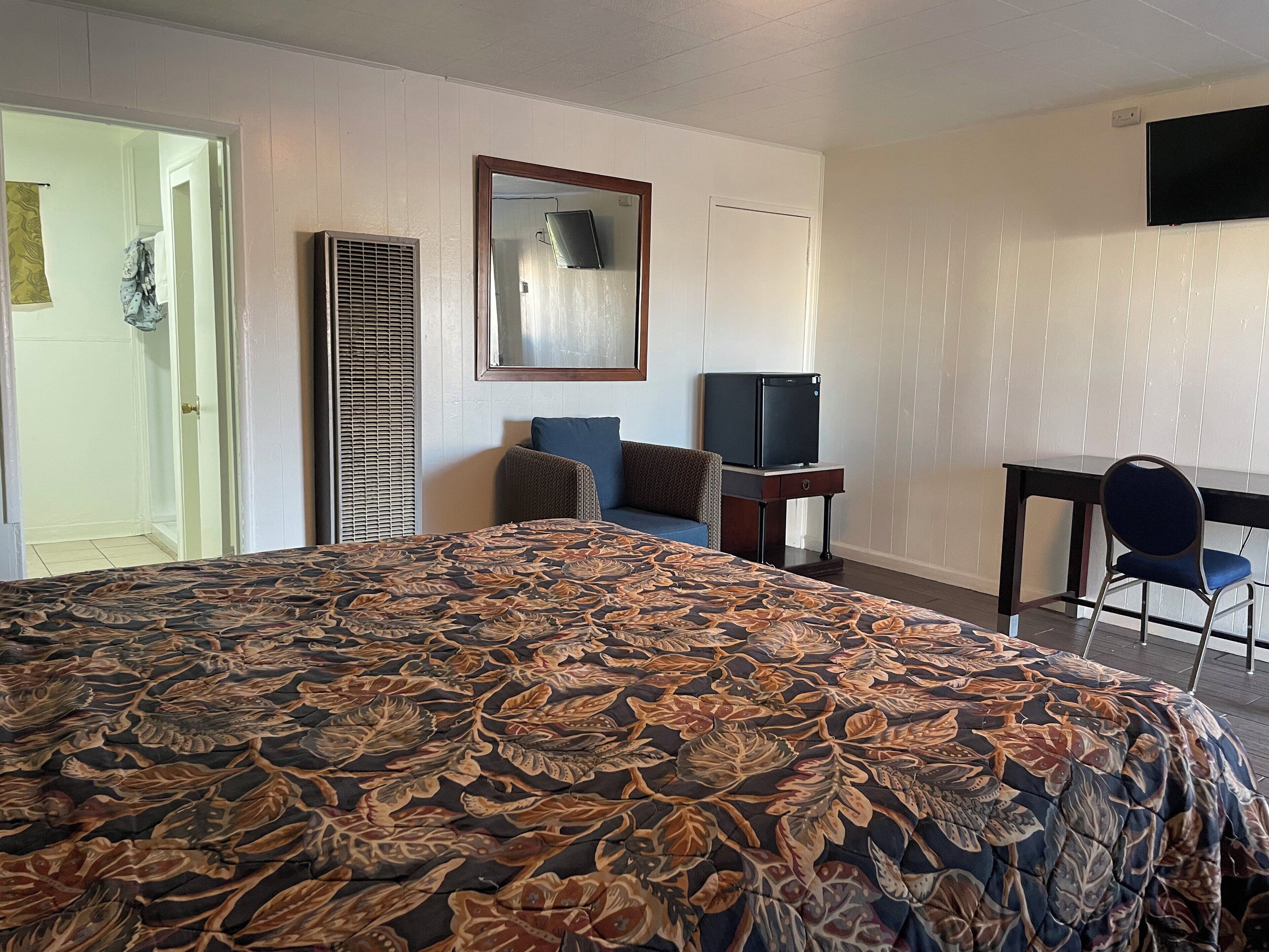 Room, 1 Double Bed, Non Smoking | Desk, bed sheets