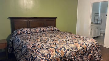 Room, 1 King Bed, Non Smoking | Desk, bed sheets