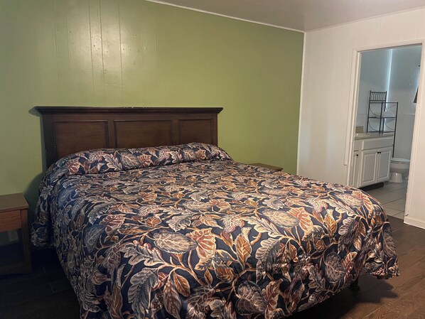 Room, 1 King Bed, Non Smoking | Desk, bed sheets - Oak Motel Modesto CA (Modesto)