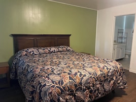 Room, 1 King Bed, Non Smoking | Desk, bed sheets