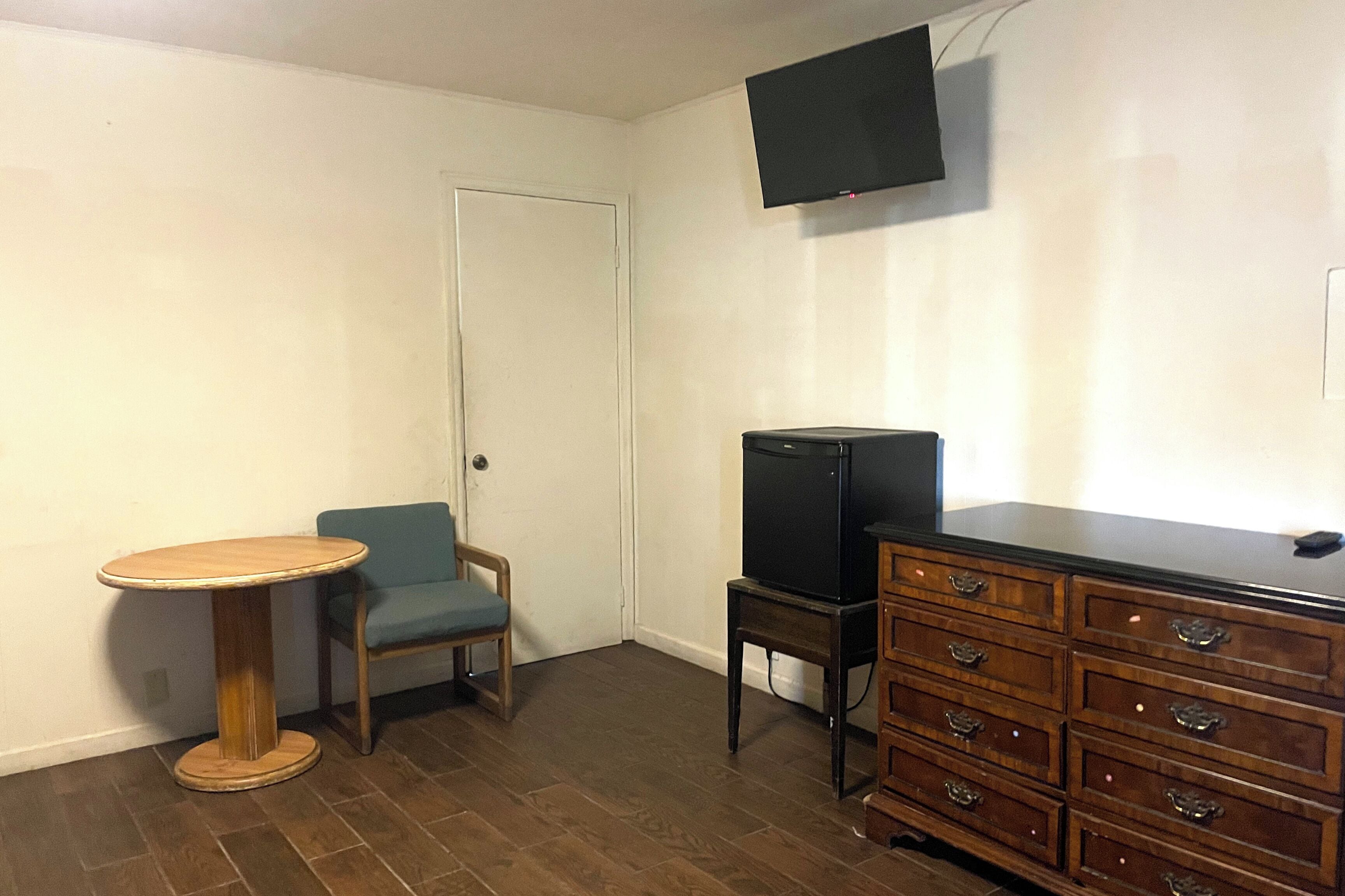 Bureau, literie fournie