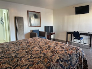 Room, 1 King Bed, Non Smoking | Desk, bed sheets - Oak Motel Modesto CA (Modesto)