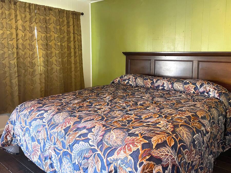 Room, 1 King Bed, Non Smoking | Desk, bed sheets