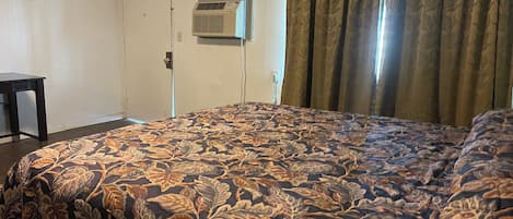 Room, 1 King Bed, Non Smoking | Desk, bed sheets