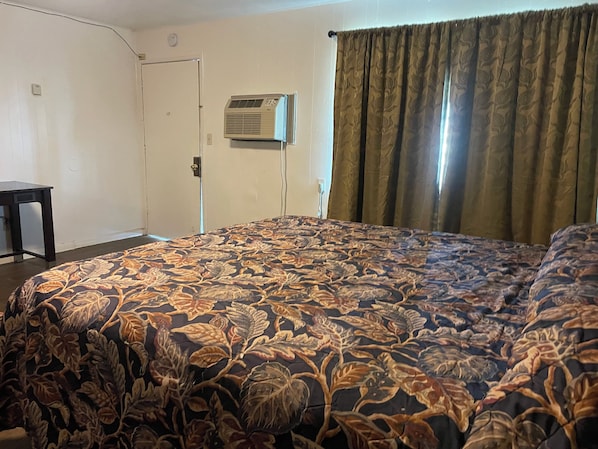Room, 1 King Bed, Non Smoking | Desk, bed sheets - Oak Motel Modesto by Hotel O (Modesto)