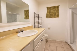 Free toiletries, hair dryer, towels - Oak Motel Modesto CA (Modesto)