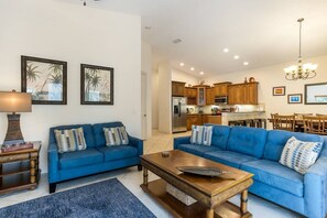 Smart TV, DVD player, table tennis - Beach Breezes: Pool & Spa, Ping Pong, 3 Blocks to Beach! (Holmes Beach)