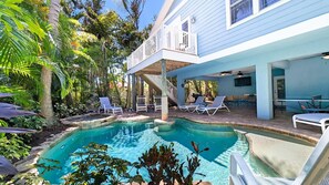 A heated pool - Beach Breezes: Pool & Spa, Ping Pong, 3 Blocks to Beach! (Holmes Beach)