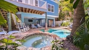 A heated pool - Beach Breezes: Pool & Spa, Ping Pong, 3 Blocks to Beach! (Holmes Beach)