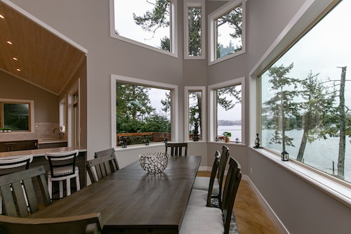 Water Front Home with Private Dock and Hot tub