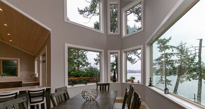 Water Front Home with Private Dock and Hot tub