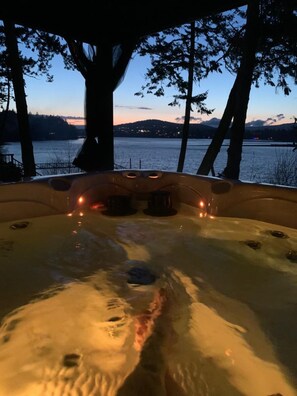 Outdoor spa tub