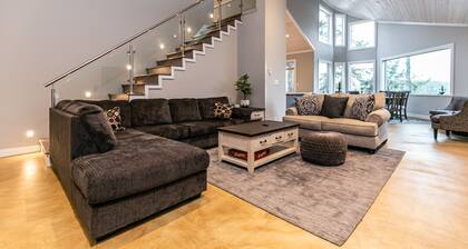 Sooke Waterfront Retreat – Hot Tub & Dock Access