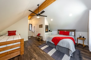 4 bedrooms, iron/ironing board, WiFi, bed sheets - Ridge House. Modern cabin w/ all the amenities! (Shaver Lake)