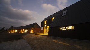 Een modern gebouw met een ruime open entree en meerdere ramen.