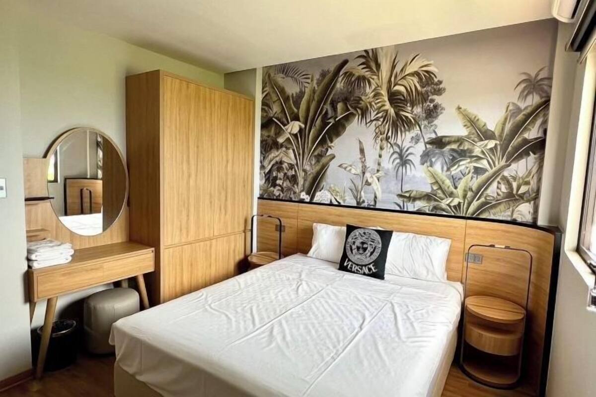 Individually decorated, desk, free WiFi