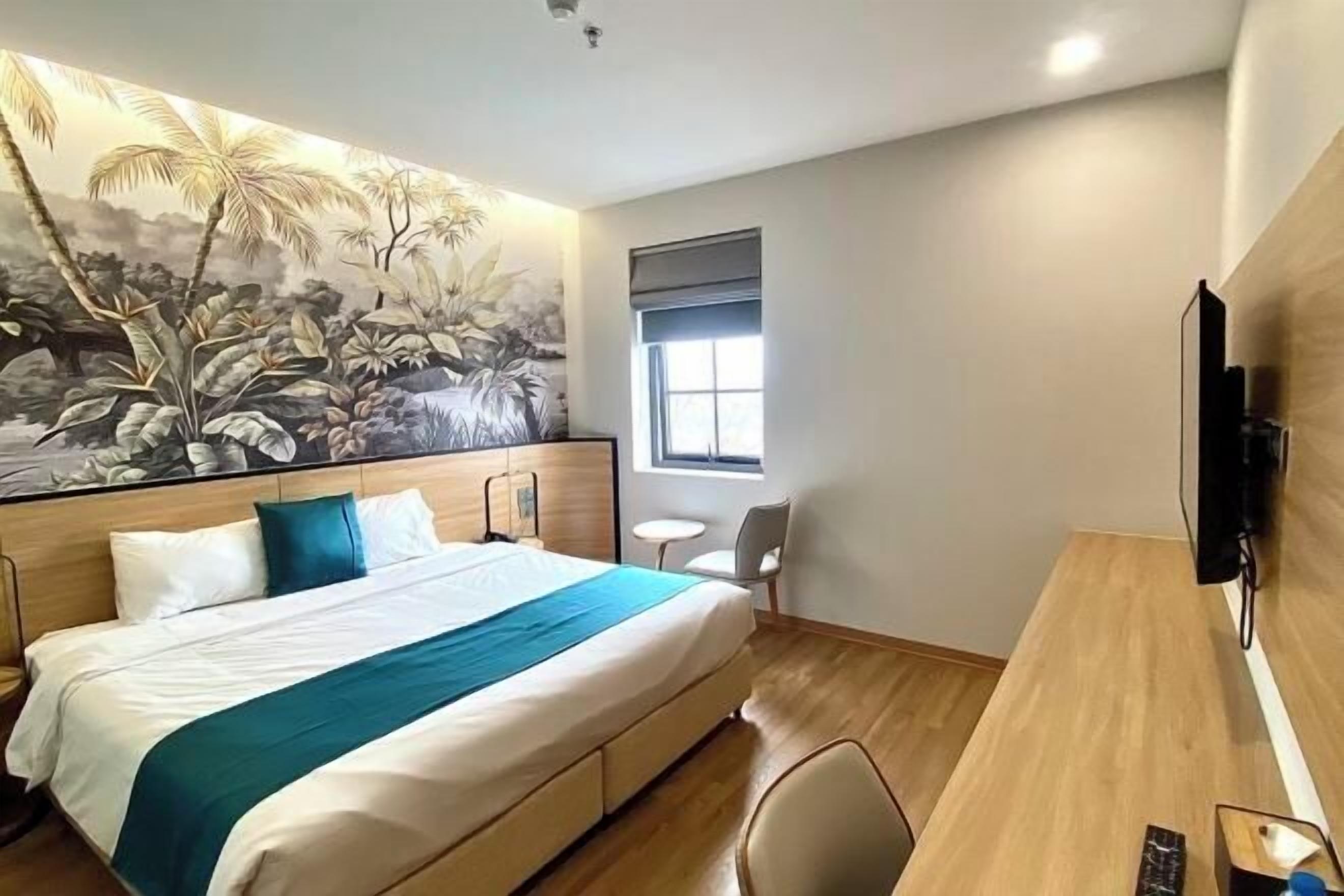 Individually decorated, desk, free WiFi