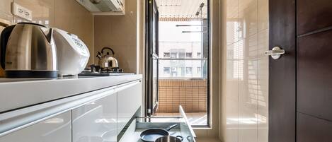 Refrigerador, microondas, horno y parrilla de estufa