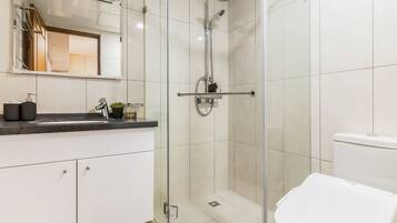 淋浴设施、吹风机、坐浴桶、毛巾