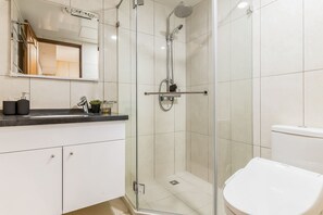 Shower, hair dryer, bidet, towels