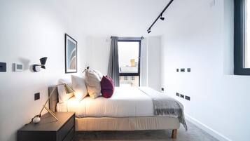 2 Schlafzimmer, Schreibtisch, Bügeleisen/Bügelbrett, Reisekinderbett