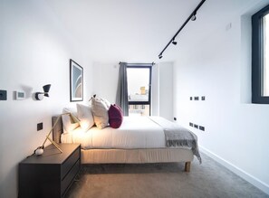 2 Schlafzimmer, Schreibtisch, Bügeleisen/Bügelbrett, Reisekinderbett