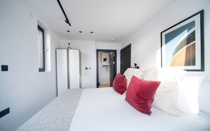 2 chambres, bureau, fer et planche à repasser, lit parapluie