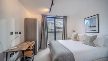 2 bedrooms, desk, iron/ironing board, travel cot