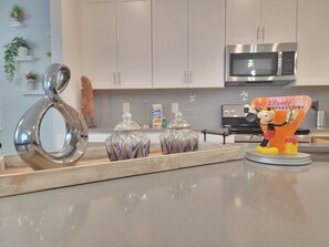 Microwave, dishwasher, highchair - Disney World/5 mins to Oasis Club/ a Brand New 6bedroom at ChampionsPointe. (Davenport)