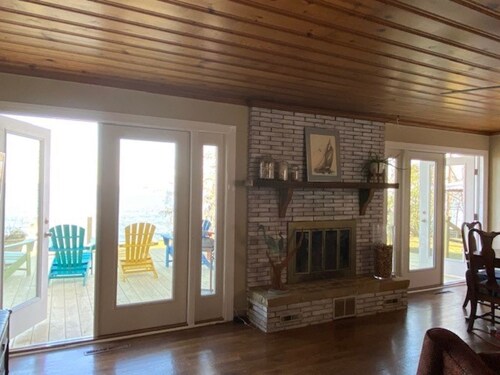   Waterfront 3 bedroom dog-friendly cottage  with a million-dollar view