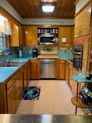   Waterfront 3 bedroom dog-friendly cottage  with a million-dollar view