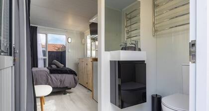 Tranquil Urban Cabin: Serene Getaway with Bbq