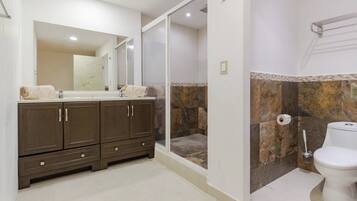 Room | Bathroom | Hair dryer, towels
