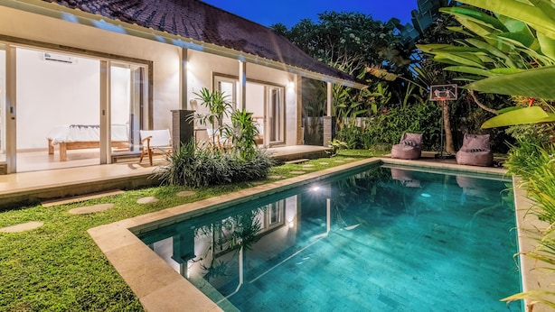 A modern pool area with a clear pool, a covered seating area, and lush greenery. - Jungle Amaranth Villa Canggu - Exclusive 3BR Retreat with Pool, Modern Amenities and Top Location (Canggu)