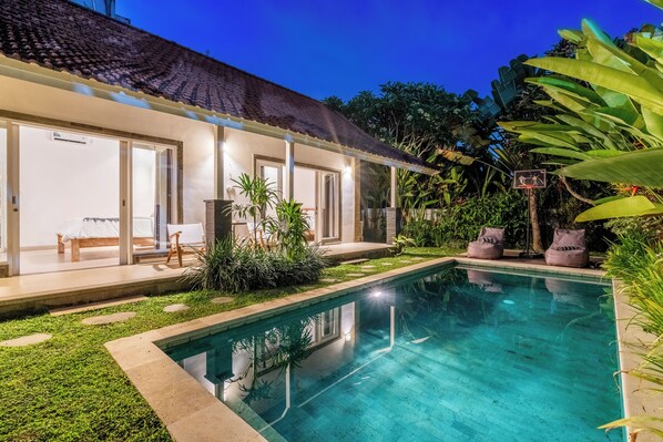 Outdoor pool, pool umbrellas, sun loungers