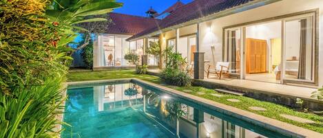 Fachada da propriedade à noite