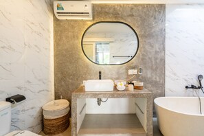 Een aparte badkuip en douche, gratis toiletartikelen, een bidet