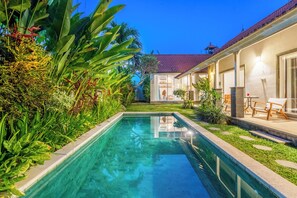 Outdoor pool, pool umbrellas, pool loungers - Jungle Amaranth Villa Canggu - Exclusive 3BR Retreat with Pool, Modern Amenities and Top Location (Canggu)