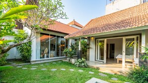 A modern house with a swimming pool, a well-maintained garden, and a tiled roof. - Jungle Amaranth Villa Canggu - Exclusive 3BR Retreat with Pool, Modern Amenities and Top Location (Canggu)