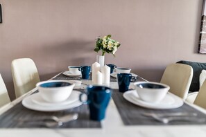 Dining - New Building 3B2b Taipei Main Desks & Fast Wifi (Taipei City)