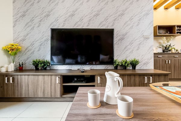 Bright Living Room:
• 55" Smart TV
• Outdoor Area
• Open Space w/ Dining Area