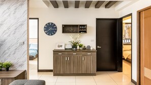 3 soverom, skrivebord, strykejern/-brett og reiseseng for barn