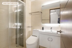 Dusj, hårføner, bidé og håndklær