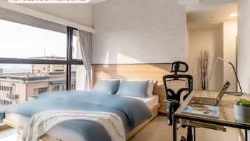 4 soverom, skrivebord, strykejern/-brett og reiseseng for barn