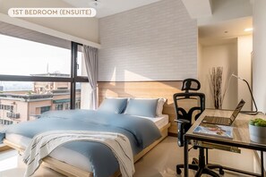 4 soverom, skrivebord, strykejern/-brett og reiseseng for barn